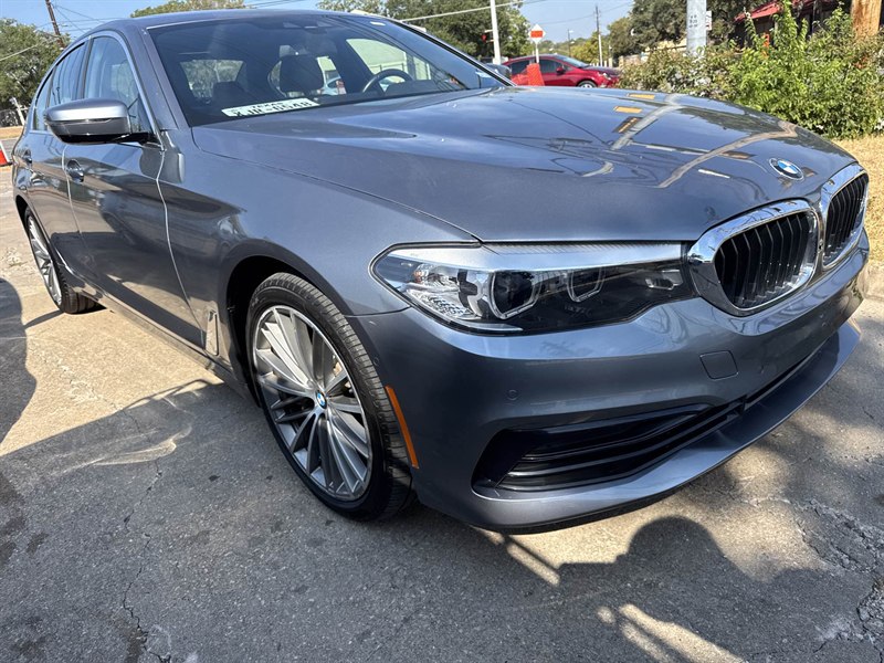 El mismo BMW Serie 5 gris después de la reparación en Nova Body Shop, con el frente reconstruido y pintado