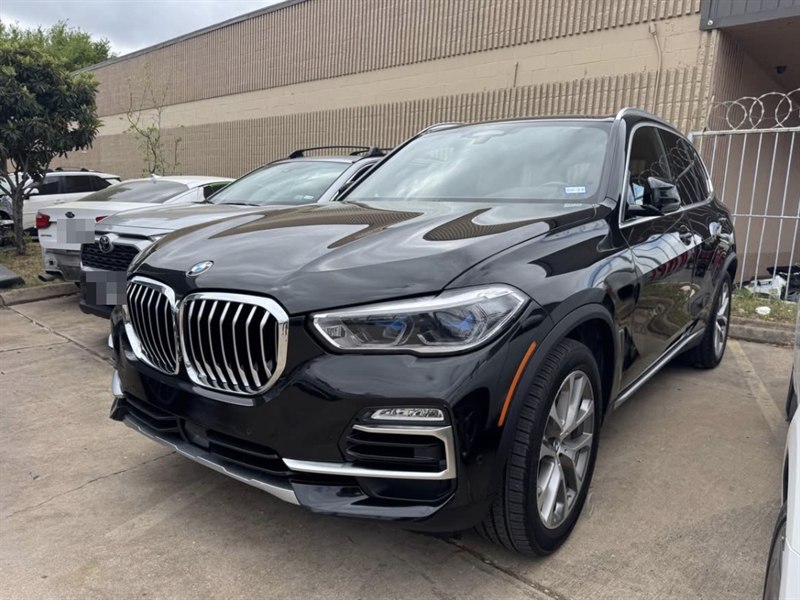 La misma BMW X5 negra después de la reparación en Nova Body Shop, con el frente reconstruido y pintado