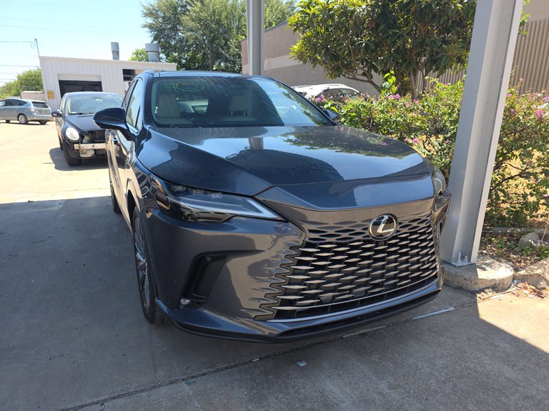 El mismo Lexus gris después de la reparación en Nova Body Shop, con parrilla, defensa y faros nuevos