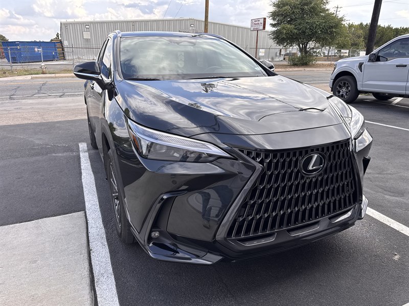 El mismo Lexus NX negro después de la reparación en Nova Body Shop, con defensa, parrilla y faro nuevos